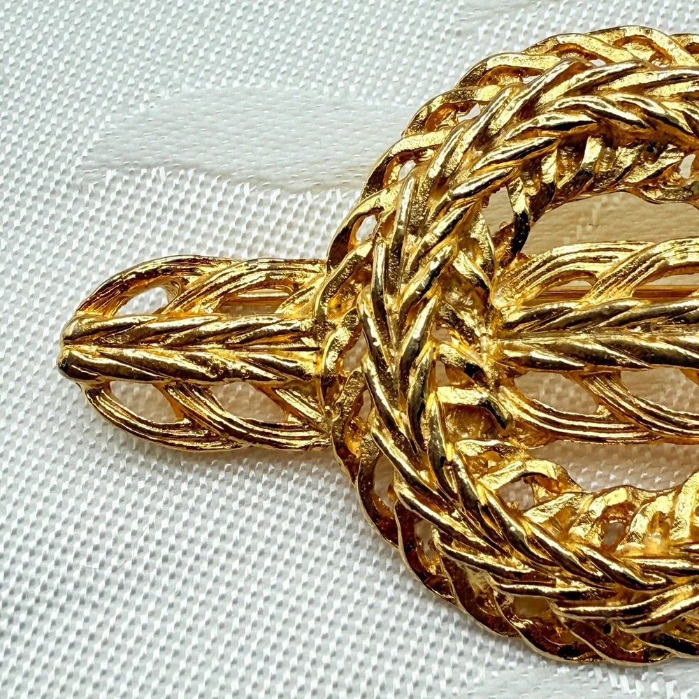 Vintage Elegant Gold Tone Laurel Leaf Design Buckle Brooch